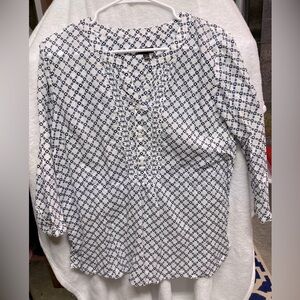 Black and white 3/4 length sleeve blouse.